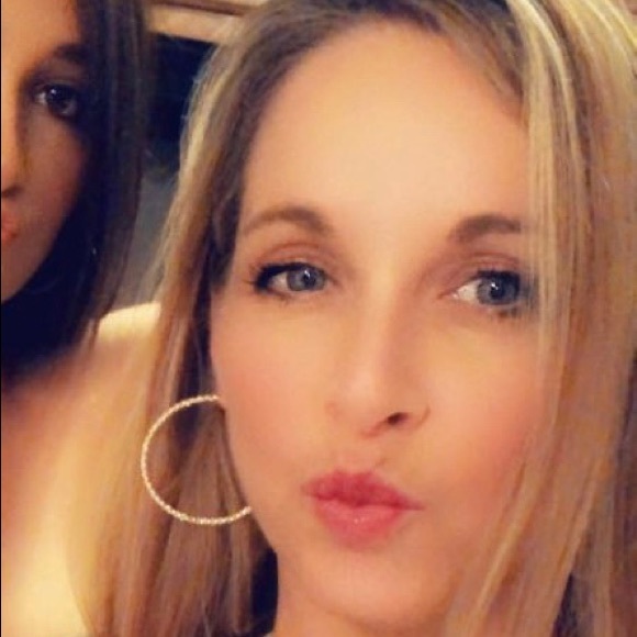 Meet your Posher, Courtney - Picture 2 of 2